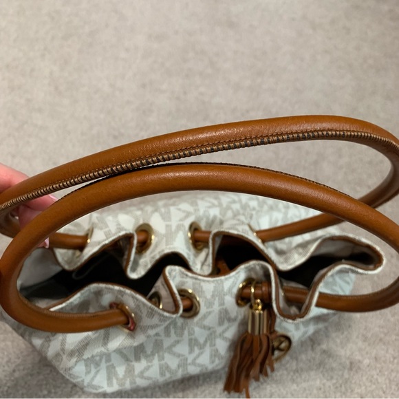 Michael Kors Signature Ring Tote East West Vanilla / Brown Leather Shoulder Bag - Picture 14 of 15